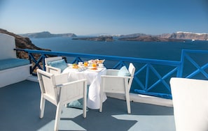 Executive Suite, Spa Bath, Sea View | Morgenmadsområde | Gratis komplet morgenmad hver dag