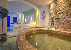 Honeymoon Suite, Spa Bath, Sea View | Peralatan tempat tidur premium, gebar bulu kapas, bar mini 