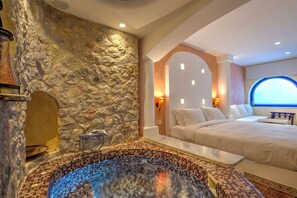 Senior Suite, Spa Bath, Sea View | Ropa de cama de alta calidad, edredón y minibar 