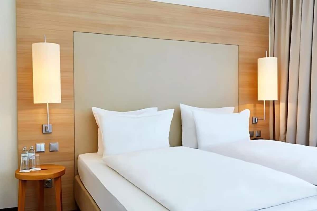 Ropa de cama de alta calidad y caja de seguridad en la habitación 