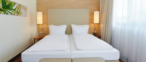 Ropa de cama de alta calidad y caja de seguridad en la habitación