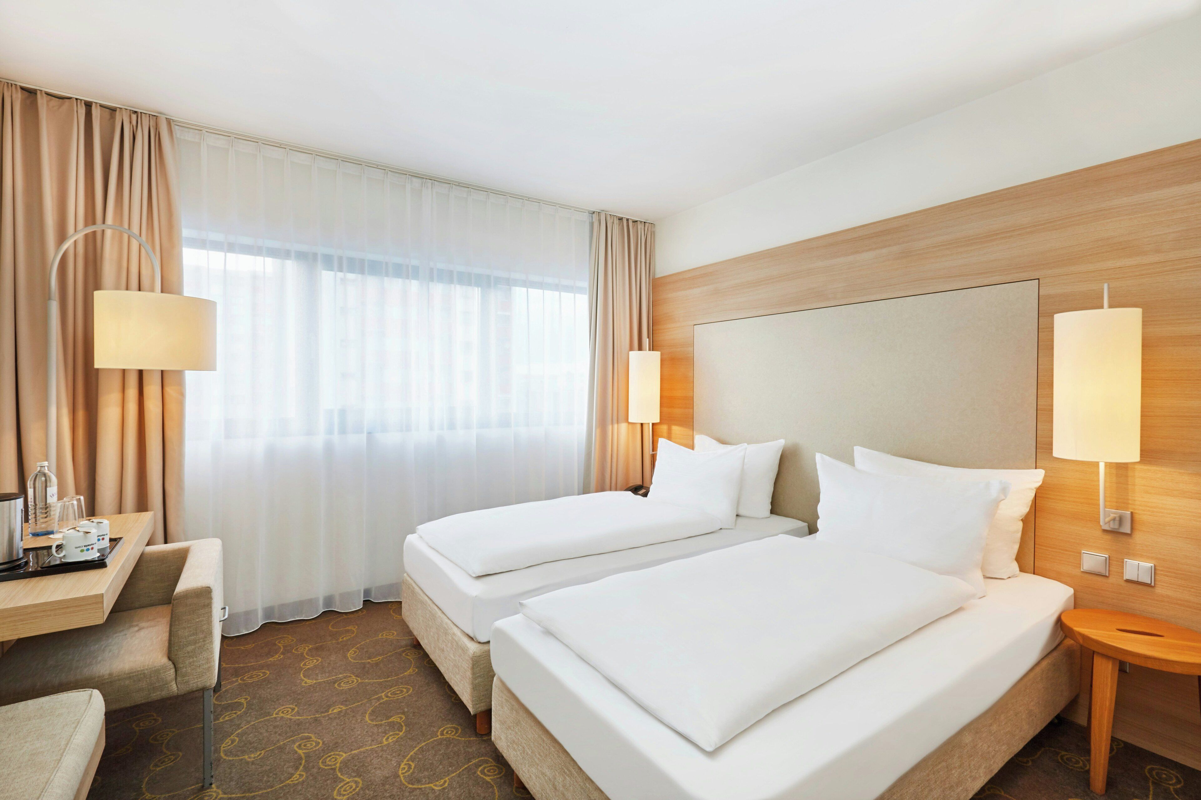 Habitación estándar, 1 cama doble | Ropa de cama de alta calidad, caja fuerte, escritorio y cortinas opacas