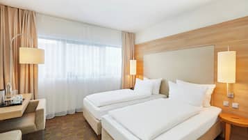 Habitación estándar, 1 cama doble | Ropa de cama de alta calidad, caja fuerte, escritorio y cortinas opacas