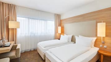 Hochwertige Bettwaren, Zimmersafe, Schreibtisch, Verdunkelungsvorhänge