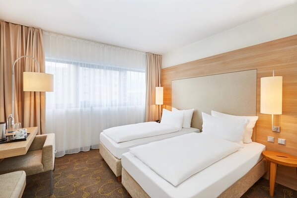 Premium bedding, in-room safe, desk, blackout drapes - H+ Hotel Salzburg (Salzburg)