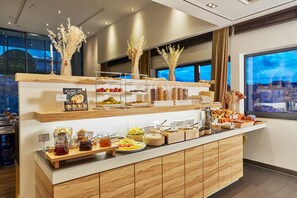 Daily buffet breakfast (EUR 21 per person) - H+ Hotel Salzburg (Salzburg)