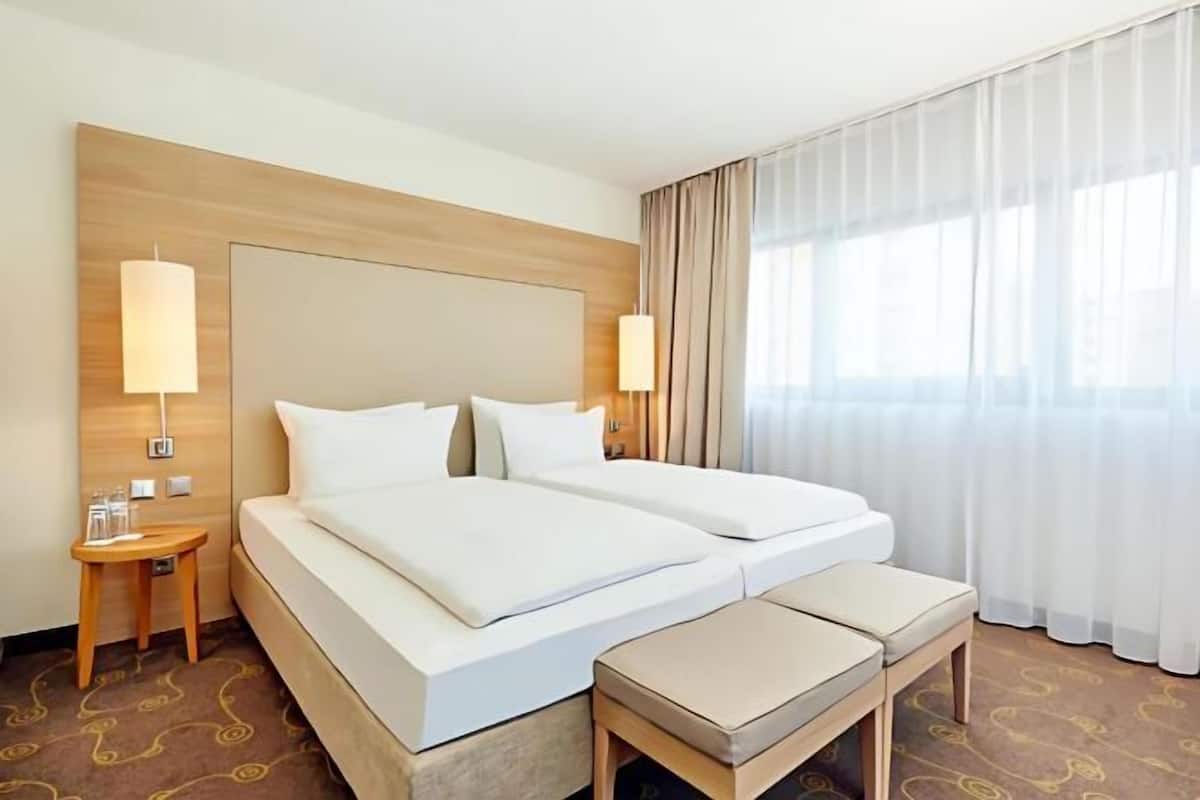 Ropa de cama de alta calidad y caja de seguridad en la habitación 