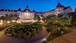Un grand hôtel luxueux, doté d’un jardin à la française et d’un labyrinthe.
