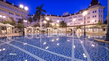 Indoor pool, seasonal outdoor pool, pool umbrellas, sun loungers