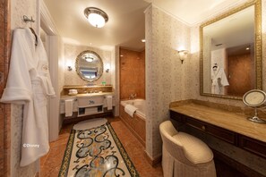 Habitación romántica | Baño | Tina con regadera, tina profunda, amenidades de baño de diseñador 