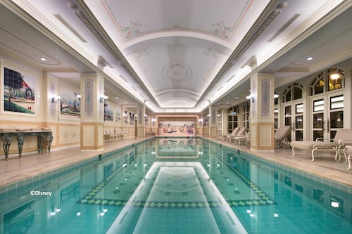 Una piscina cubierta, una piscina al aire libre de temporada, sombrillas