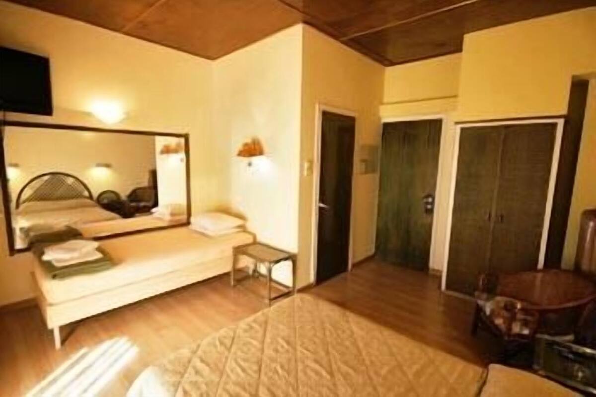 Habitación triple | Escritorio, tabla de planchar con plancha y cunas gratuitas