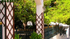 Pintu masuk properti