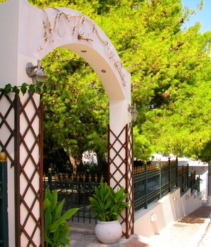 Property entrance - Airport Hotel Les Amis (Vari-Voula-Vouliagmeni)
