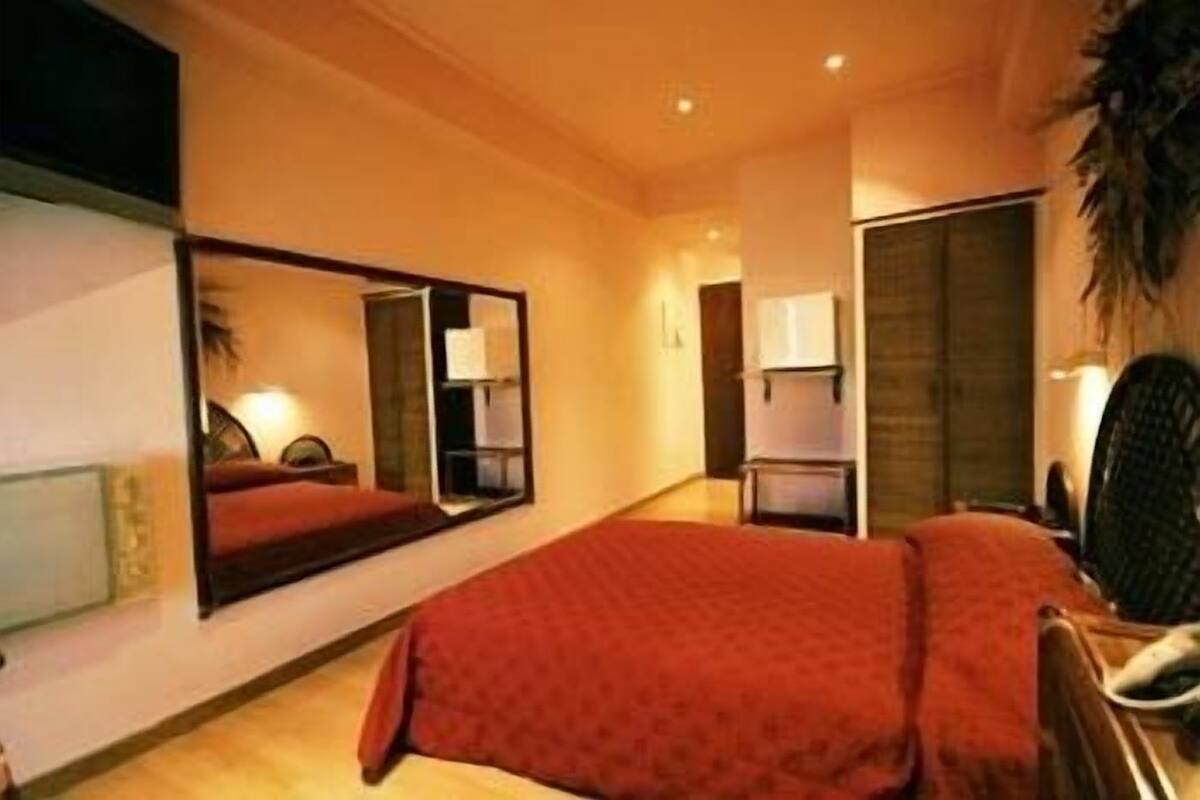 Habitación con 1 cama matrimonial o 2 individuales | Escritorio, tabla de planchar con plancha y cunas gratuitas