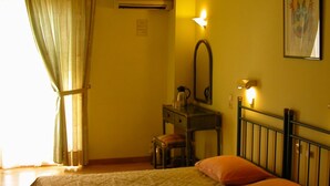 Kamar Single | Meja kerja, setrika/meja setrika, dan tempat tidur bayi gratis