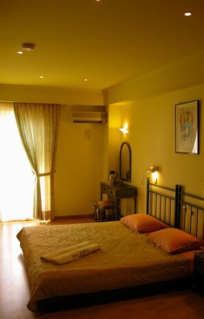 Single Room - Airport Hotel Les Amis (Vari-Voula-Vouliagmeni)