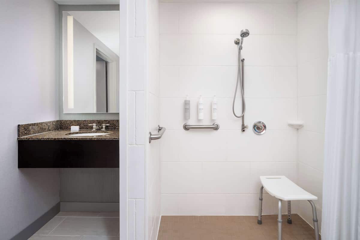 Kombination af bruser/badekar, gratis toiletartikler, hårtørrer