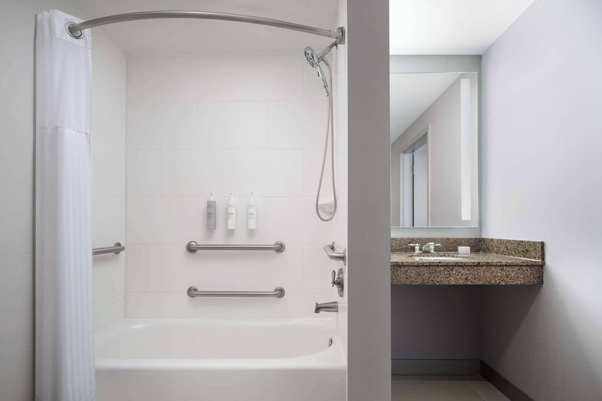 Kombination af bruser/badekar, gratis toiletartikler, hårtørrer