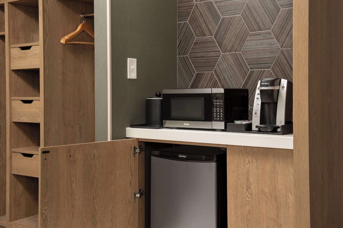 in-room safe, iron/ironing board, rollaway beds, free wifi