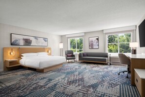 加厚床垫、办公桌、笔记本电脑工作区、遮光窗帘