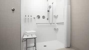 Une salle de bain moderne équipée d’une douche, de toilettes et d’un lavabo.