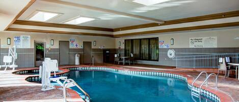 حمام سباحة داخلي