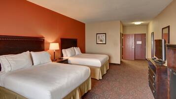 Standaard kamer, 2 queensize bedden | Een kluis op de kamer, een bureau, een laptopwerkplek