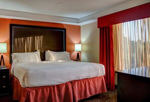 Suite, 1 cama de matrimonio grande | Caja fuerte, escritorio, espacio para trabajar con un portátil