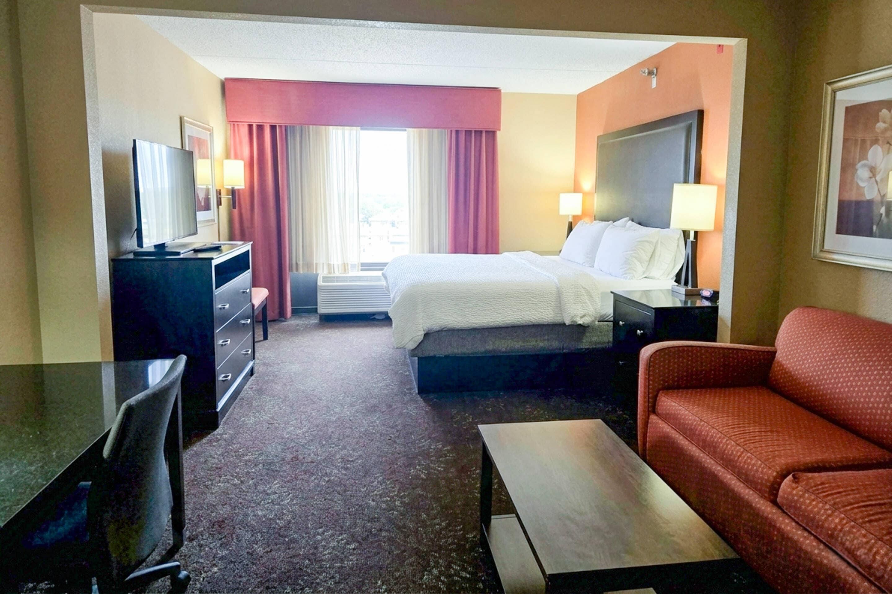 Standard Room, 1 King Bed, Non Smoking | In-room safe, desk, laptop workspace, blackout drapes