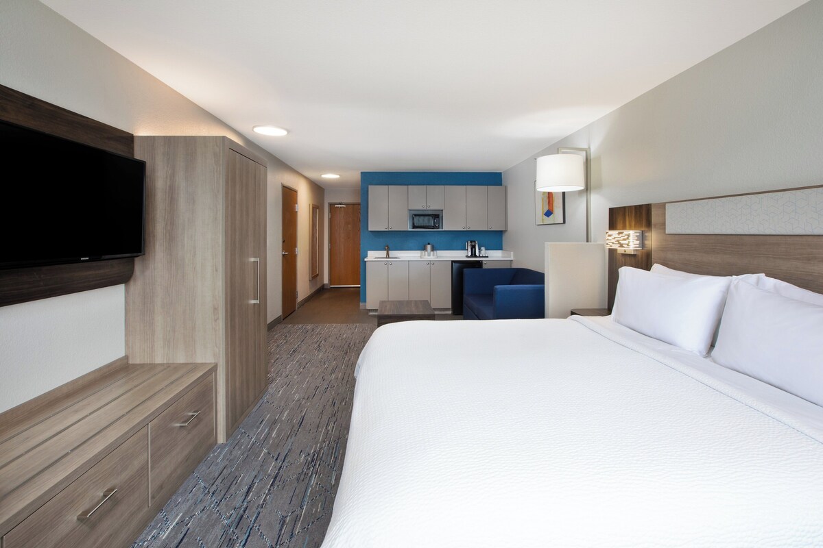 Suite, 1 King Bed, Accessible (Mobility, Accessible Tub)