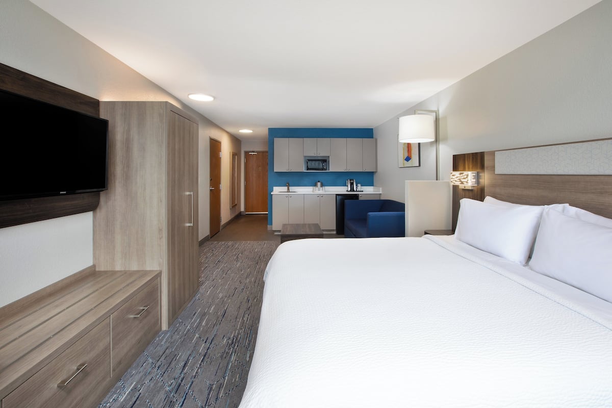 Suite, 1 King Bed, Accessible (Mobility, Accessible Tub)