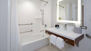 Combined shower/tub, free toiletries, hair dryer, towels