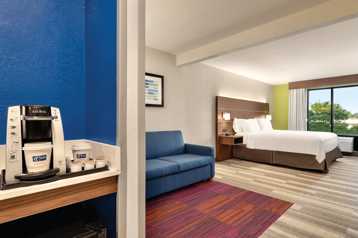 suite, 1 king bed, accessible (communication, accessible tub) | in-room safe, desk, blackout curtains, iron/ironing board