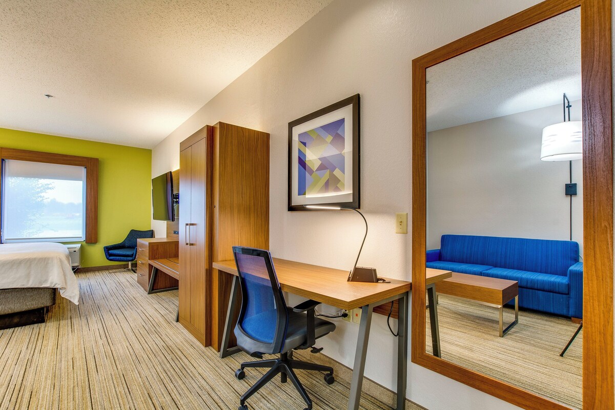 Suite, 1 King Bed | In-room safe, desk, laptop workspace, blackout curtains