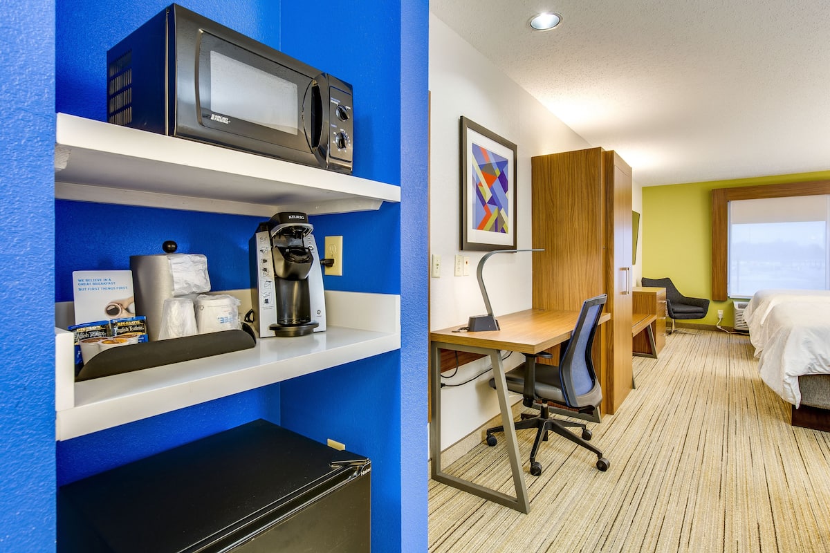 suite, 2 queen beds | room amenity