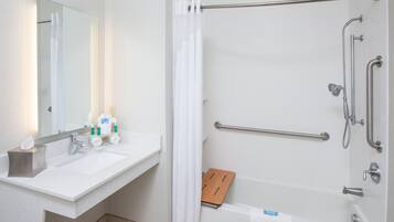 Bañera con ducha, artículos de tocador gratuitos, secador de pelo