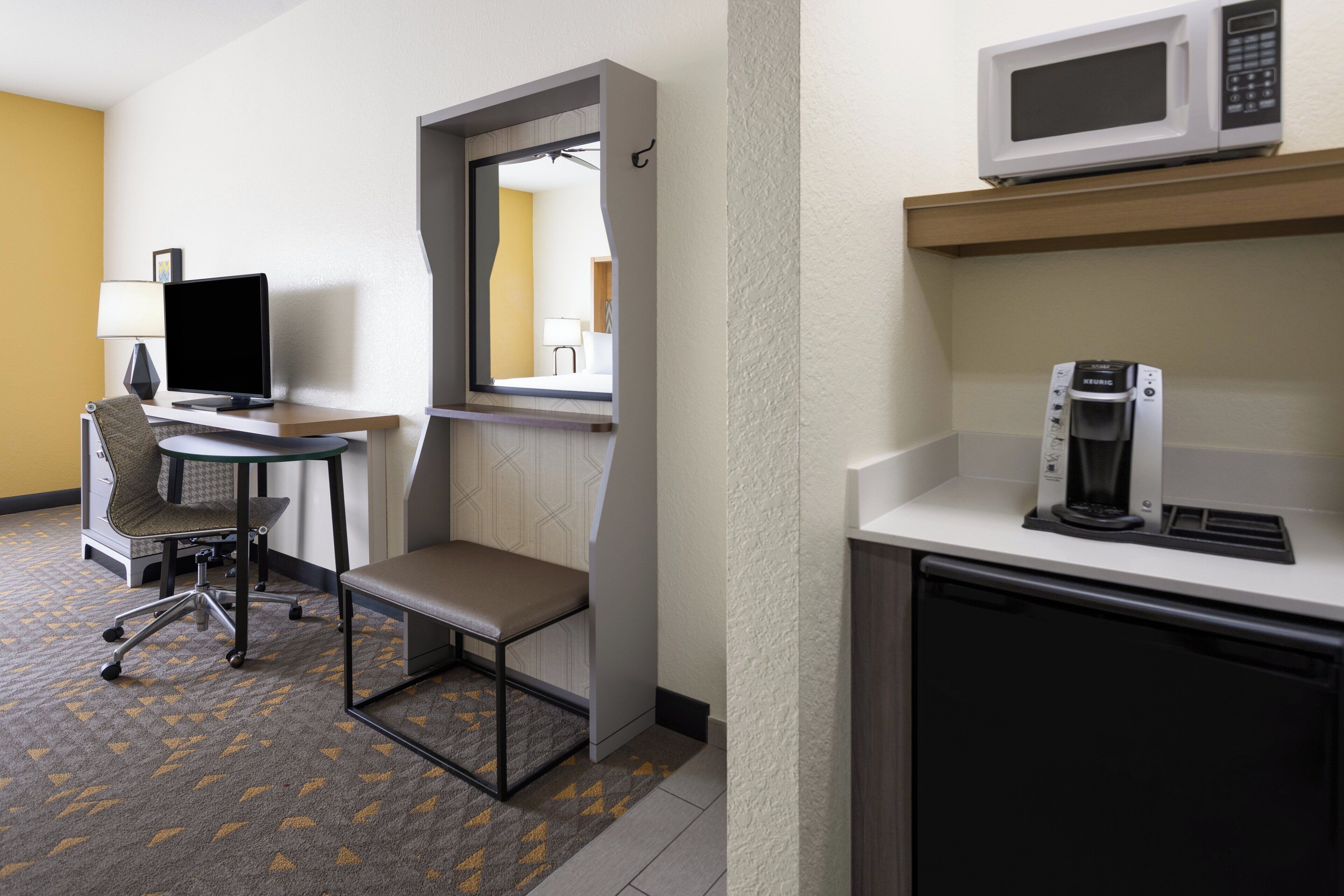 standard room, 1 king bed, accessible (mobility tub) | 1 bedroom, in-room safe, desk, laptop workspace