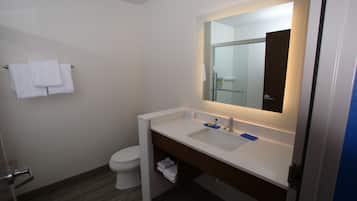 Combined shower/bathtub, free toiletries, hair dryer, towels