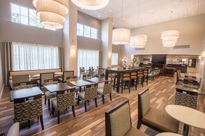 Lobby lounge - Hampton Inn & Suites Berkshires-Lenox (Lenox)