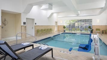 Piscina interna, funciona das 8h às 22h, espreguiçadeiras