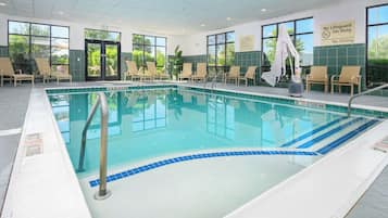 Indendørs pool, åben fra kl. 09.00 til kl. 22.00, liggestole