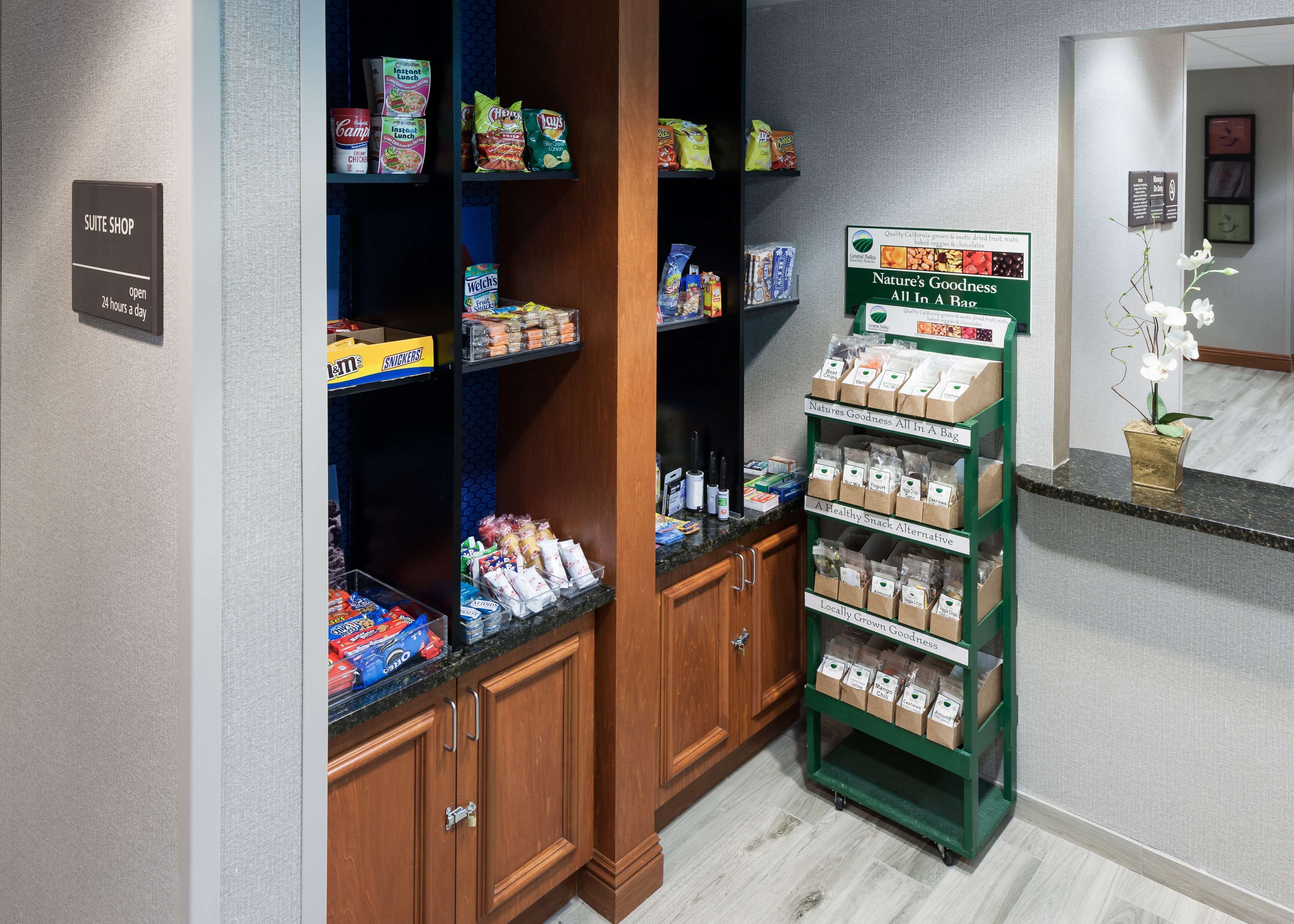 Tienda de suites de hotel con aperitivos y un cartel que promociona productos locales.