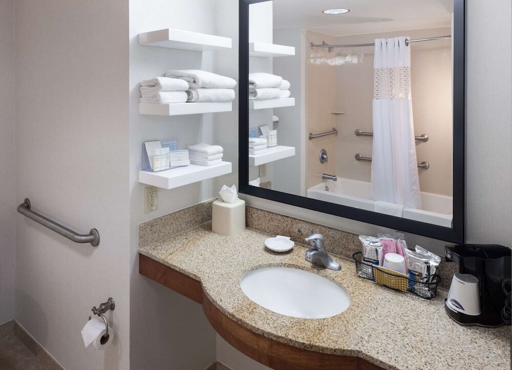 Bathroom | Combined shower/tub, free toiletries, hair dryer, towels