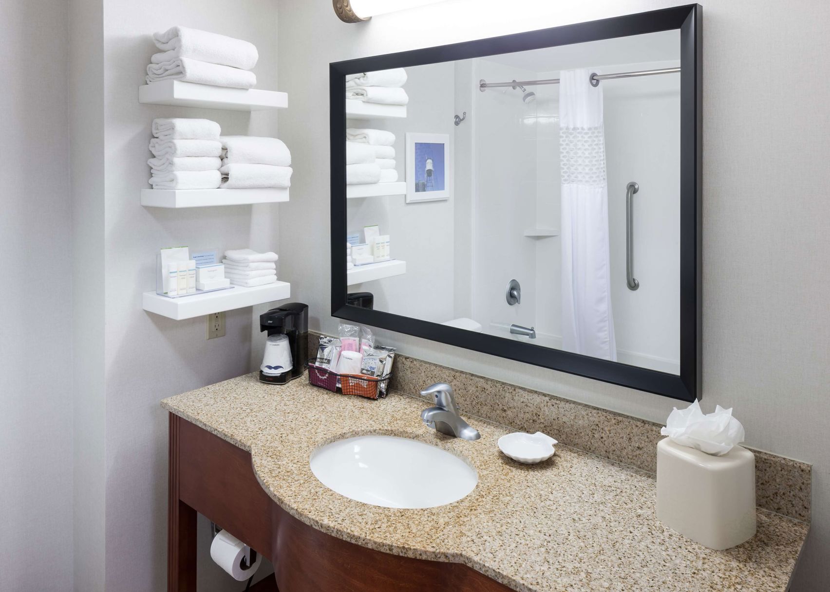 Bathroom | Combined shower/tub, free toiletries, hair dryer, towels