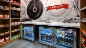 Un refrigerador exhibe aperitivos y bebidas.