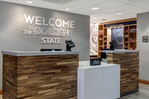 Mostrador para check-in y check-out