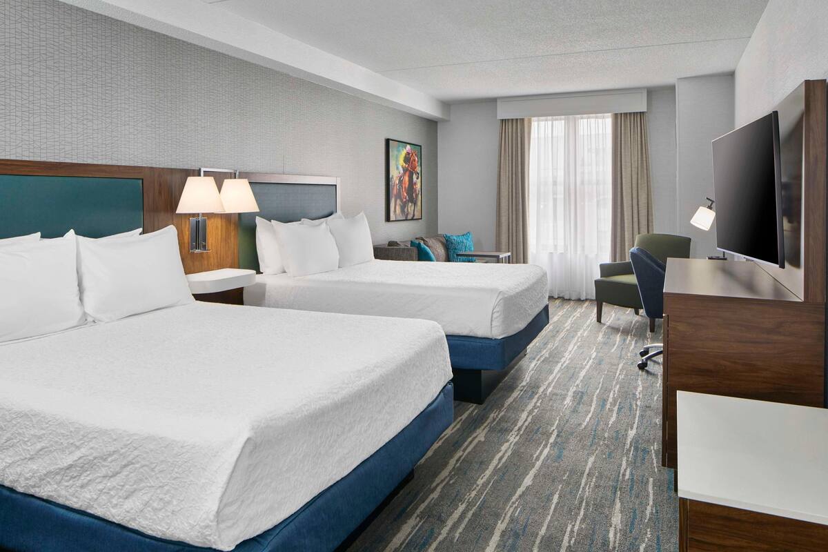 Hypo-allergenic bedding, in-room safe, desk, blackout curtains