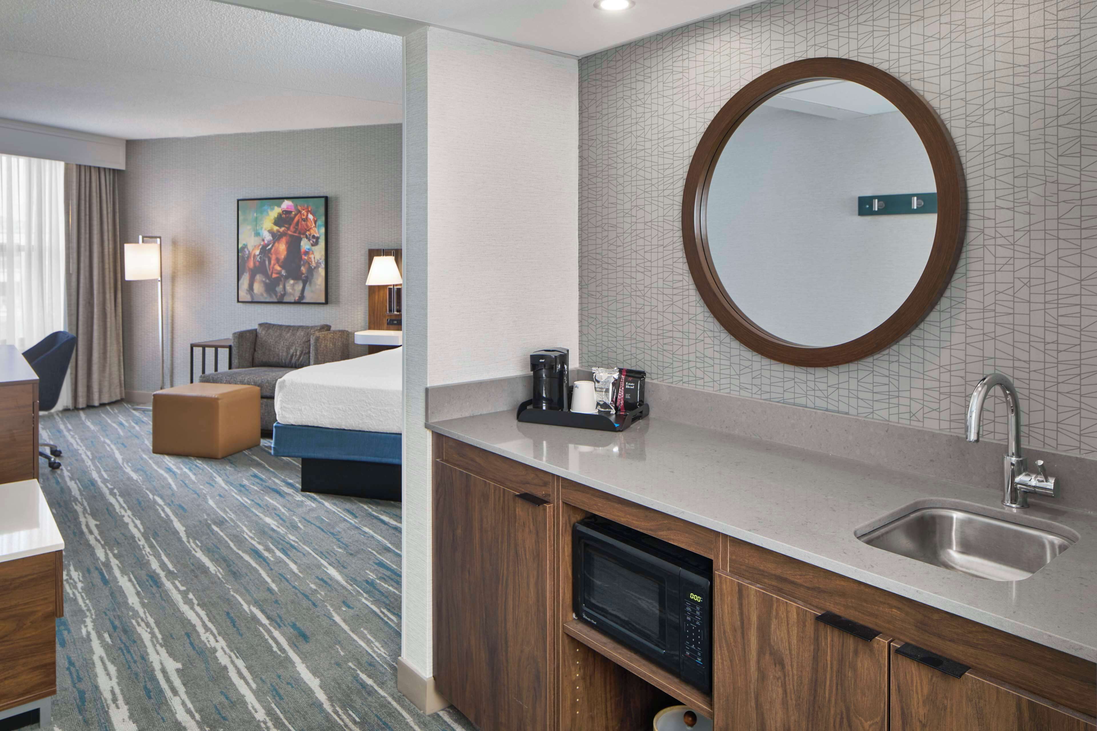 Ropa de cama hipoalergénica y caja de seguridad en la habitación 