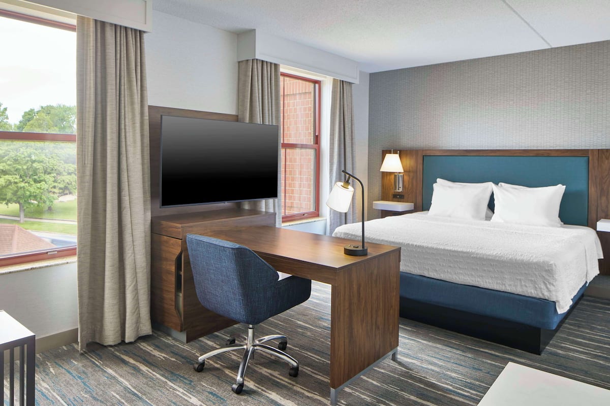 Hypo-allergenic bedding, in-room safe, desk, blackout drapes